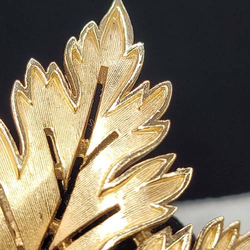 Trifari* Maple Leaf Brooch ,goldtone 2"×1" 3/4" Perfect Condition - Picture 8 of 8