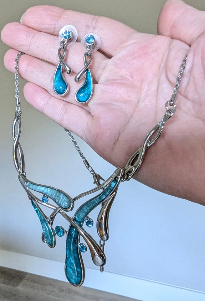 Juego de collar y pendientes de resina azul llamativo tono plata cristales modernistas Foto 4 de 4