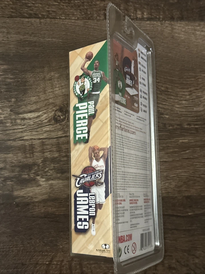 Figuras de colección 2003 McFarlane Cavaliers Lebron James & Celtics Paul Pierce nuevas en paquete Foto 3 de 4