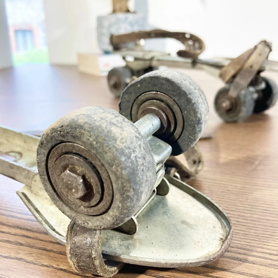 Patins à roulettes vintage en métal et cuir – Ancien modèle réglable 1940s - Photo 2/4