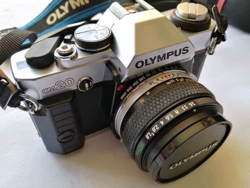Obiettivo Olympus OM20 SLR 50mm Zuiko + 3 obiettivi extra, unità flash T20, treppiede e borsa. - Foto 1 di 24