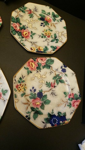 8- Crown Ducal Ascot Chintz 6 in bread & butter/ dessert plates - Picture 5 of 12
