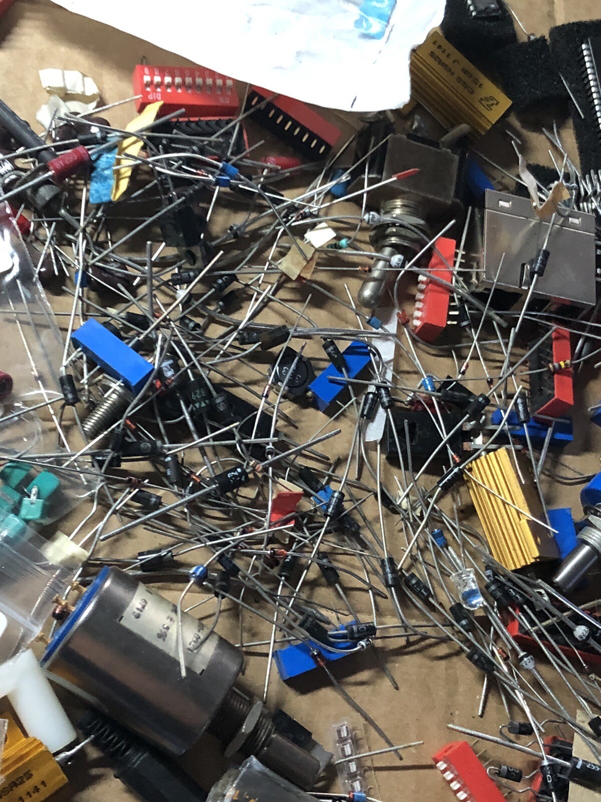 Vintage Electronic Components Joblot Caps Ics Hundreds Of Diodes