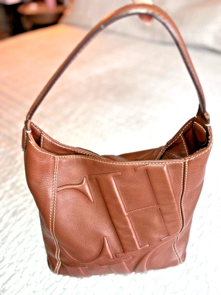 BOLSO DE MANO CH CAROLINA HERRERA LOGO CUERO ACOLCHADO, CAMEL con bolsa antipolvo Foto 3 de 4