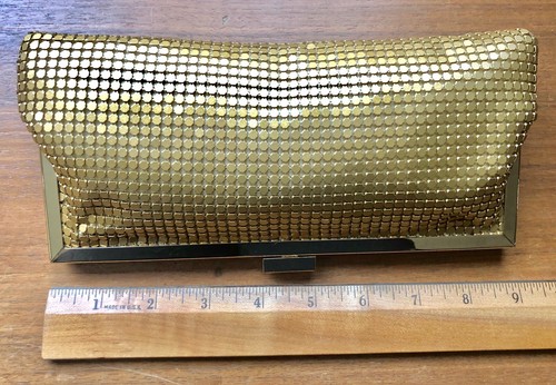 La Regale Gold Metal Mesh Evening Clutch w Hideable Chain Strap Clasp Top Close - Picture 8 of 10