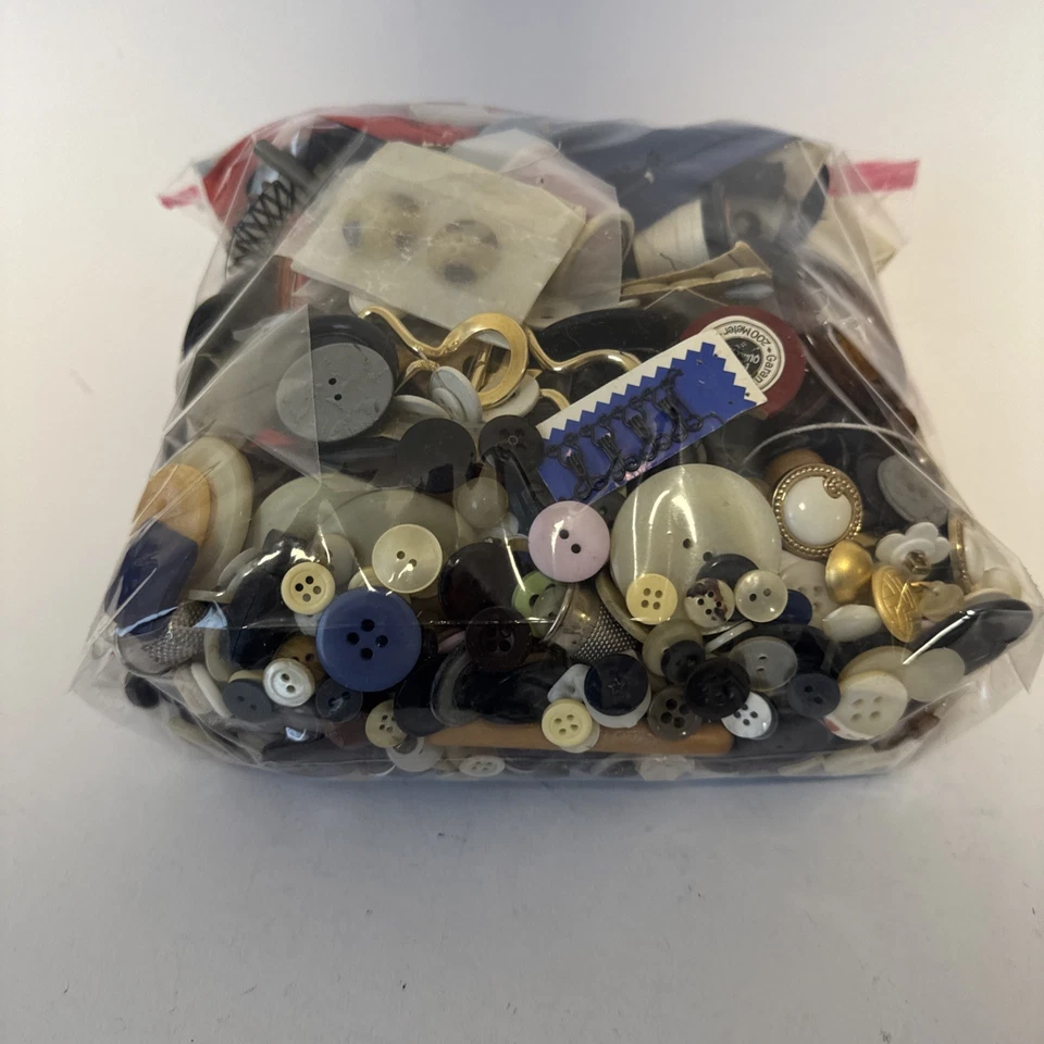 Ca. 1,3kg An Knöpfen, Nadeln, Fäden, Nähzubehör, Schnallen, Verschlüsse Konvolut - Bild 2 von 4