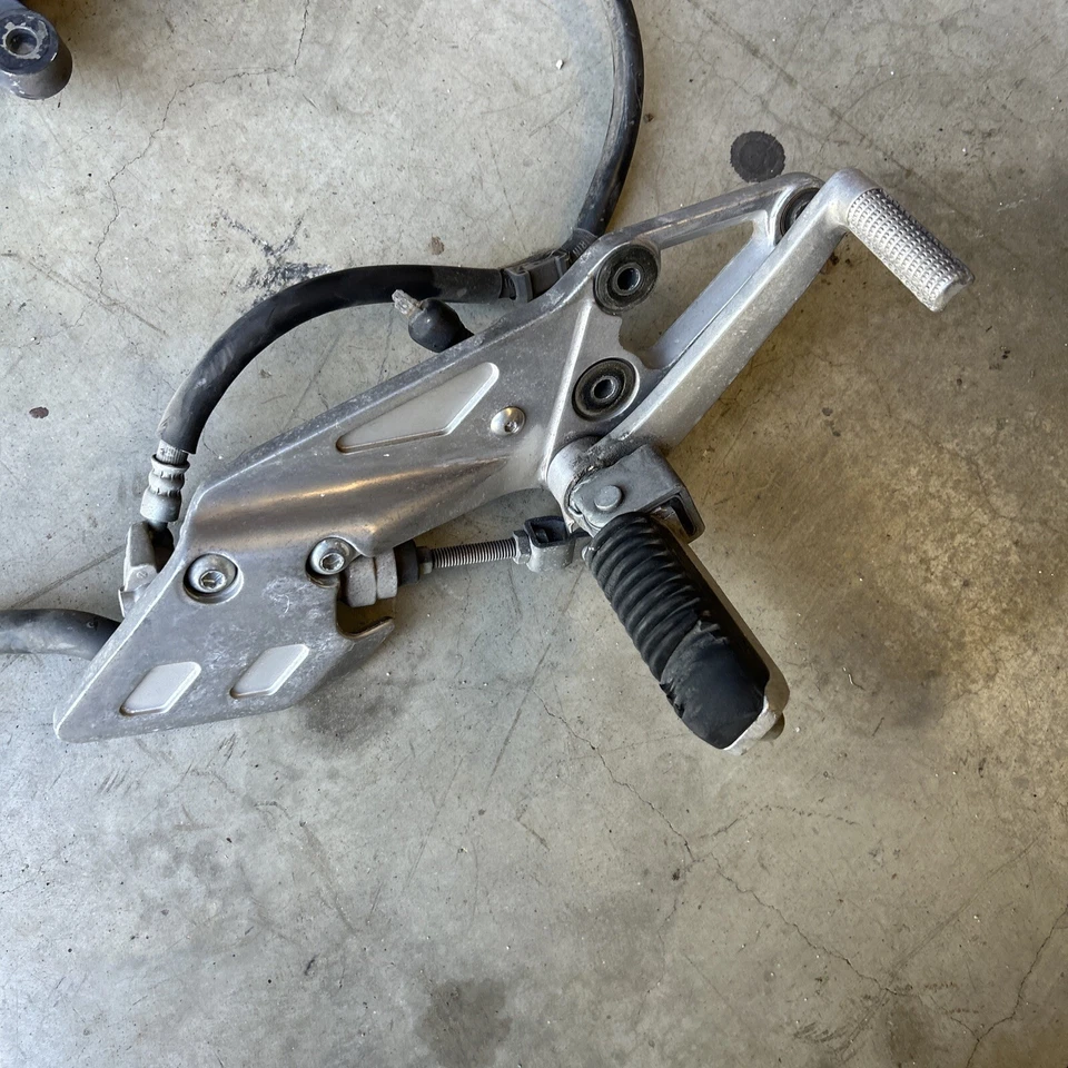 Главный цилиндр заднего тормоза 1993 - 1998 Suzuki GSXR1100W с задней педалью - Изображение 3 из 4