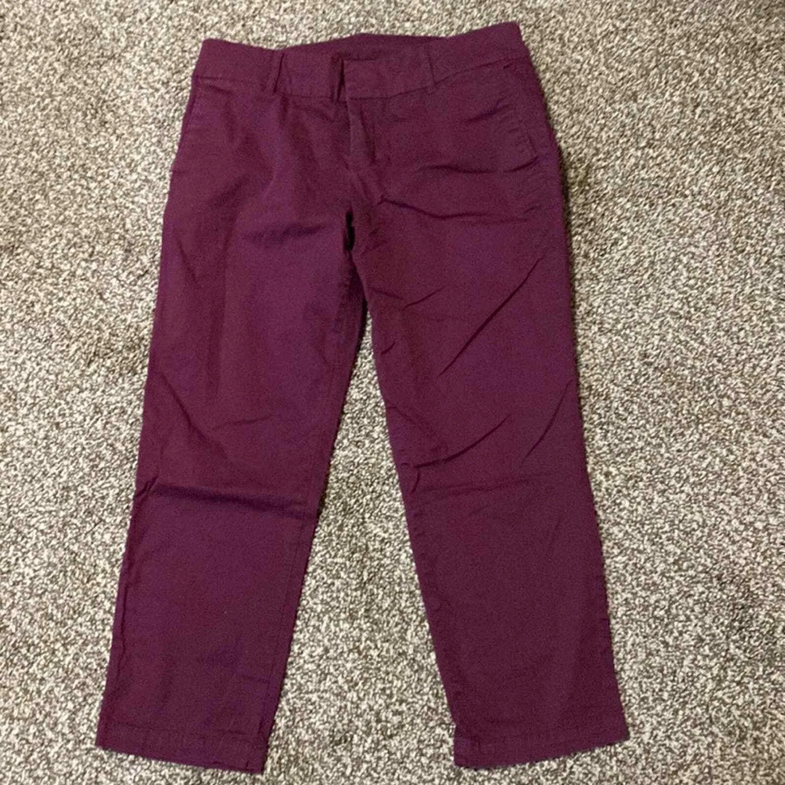 Women's size 8 Kut from the Kloth maroon capris