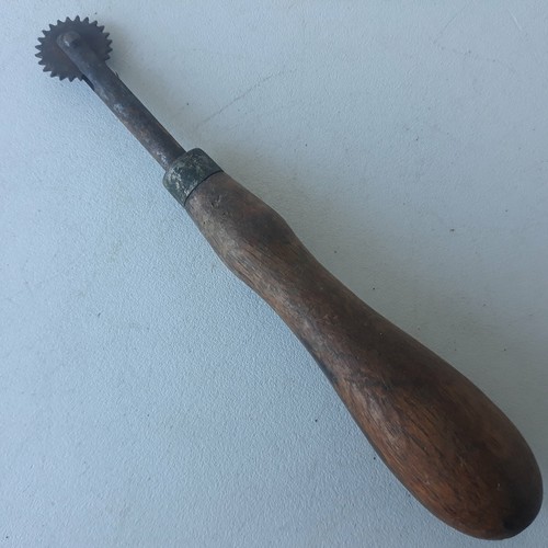 Tracing Wheel Pattern Tracer Tool Wood Handle 15.5cm Long