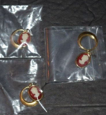 GOLD COLOR, ''DAUGHTERS OF THE AM REVOLUTION WHITE LADY CHARM,'' (5/8'' Long) New