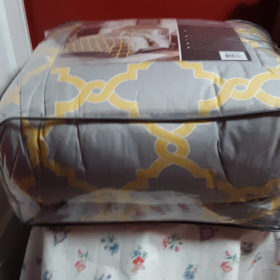 Madison Park Essential 9Pc Queen Merritt Reversible Yellow Grey Comfort Set - Image 3 of 4