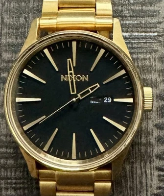 Reloj de pulsera Nixon Sentry SS esfera dorada y negra “Nunca llegues tarde” 42 mm para hombre A356-510 - Imagen 1 de 4