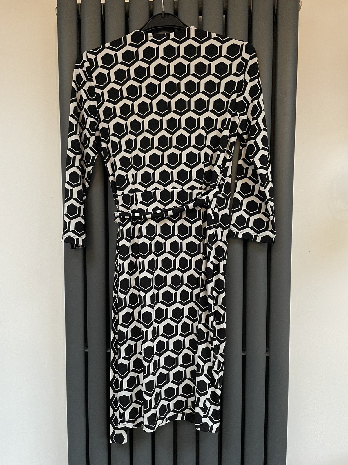 Wallis black white geometric patterned flattering… - image 4