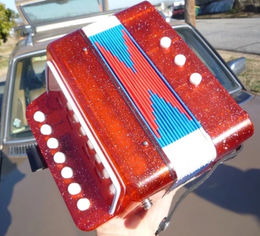 COOL SMALL ACCORDION SQUEEZEBOX PLAYS WELL MAKE MUSIC GREAT LITTLE