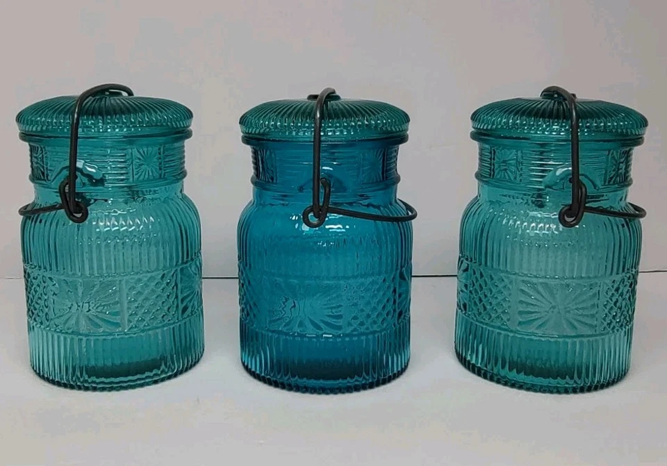 Avon - Frascos de vidro aquático turquesa vintage da década de 1970 com tampa de dobradiça de metal conjunto de 3 em excelente estado usado - Imagem 2 de 4