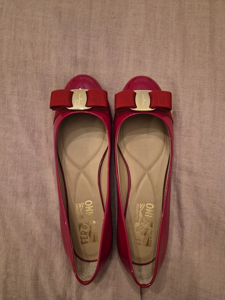 Salvatore Ferragamo Varina charol rojo plano talla 6,5 Foto 4 de 4