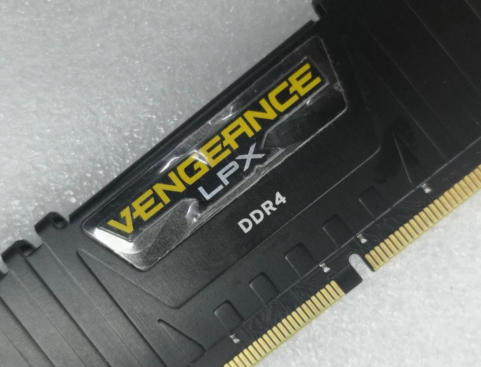 Corsair 8GB DDR4 2400 Desktop DIMM RAM VENGEANCE LPX PC4-19200 288pin - Image 2 of 2