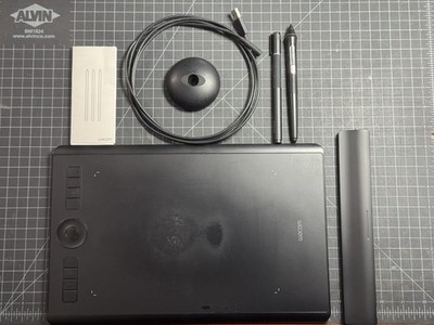 Wacom Intuos Pro Medium PTH-660 Paper Edition Pen Tablet w/cases!!