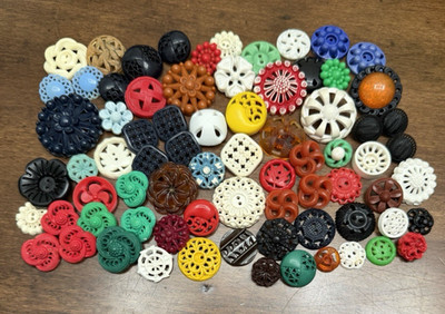 COLORFUL Vintage Lot of 74 Pierced Plastic Buttons - 1/2'' to 1-3/8'' (Z1)