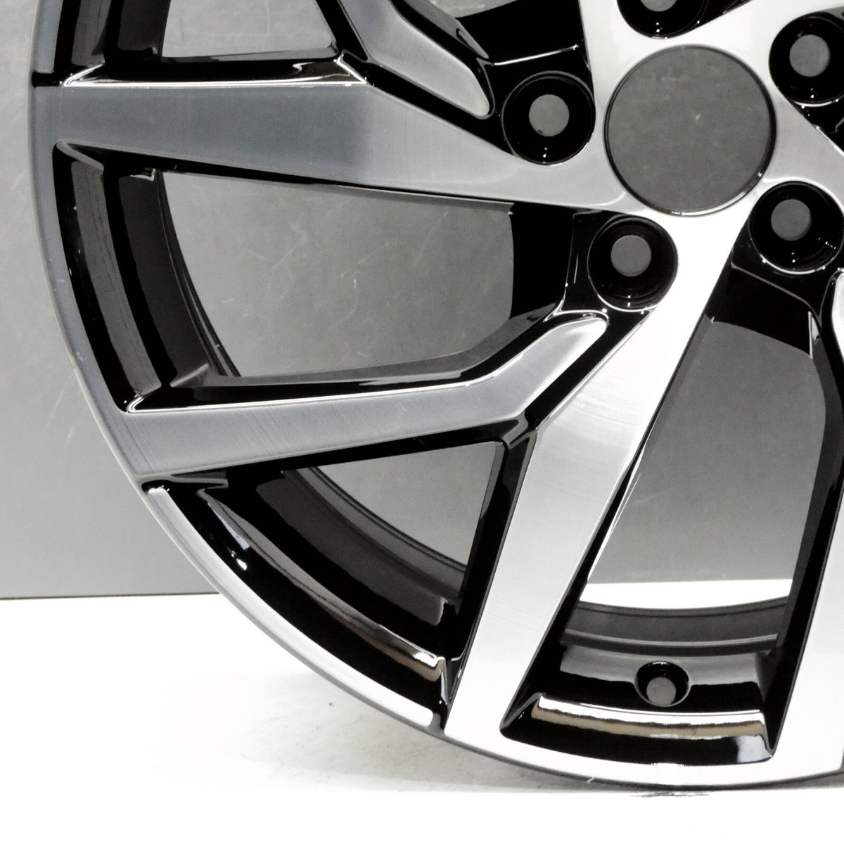 Genuine Volvo 18-inch 5-y Spoke Black Diamond Cut Alloy