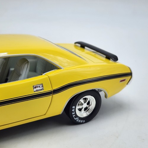 Johnny Lightning 1/24 Muscle Cars 1970 Dodge Challenger R/T Yellow Loose - Picture 9 of 13