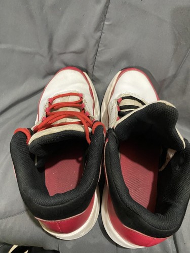 Jordan max aura 3 (GS) color white /very berry- black size 6Y - Picture 10 of 11