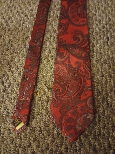 Donald Trump Signature Collection Red Paisley Silk Tie - Picture 3 of 12