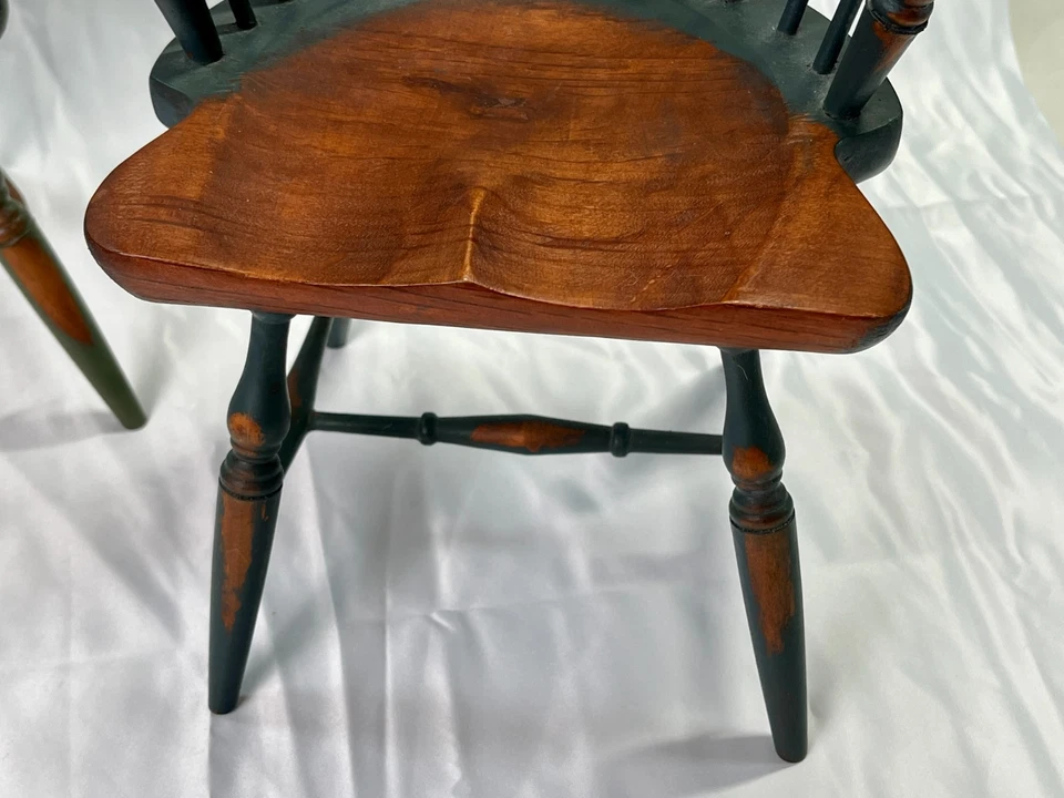 Par de sillas de muñeca Windsor vintage sillones de madera en miniatura decoración de granja 15" Foto 2 de 4