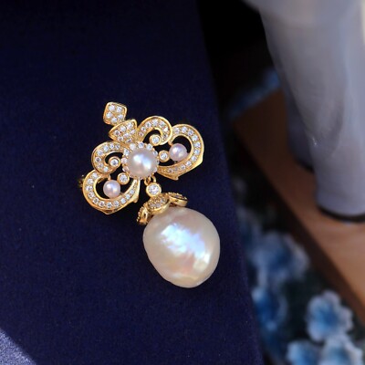 Broche Art Déco Dorée En Forme De Trèfle Sertie De Strass CZ Bleu Et Perles Blanches - Style Années 1920 - Neuf