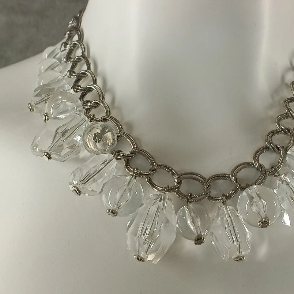 Collar llamativo de acrílico para mujer talla única plateado enchapado en latón Foto 2 de 4