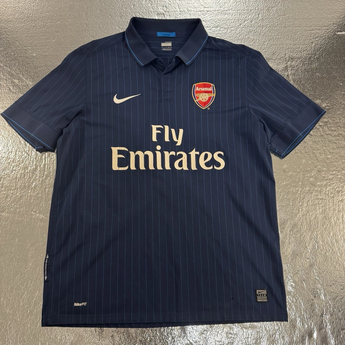 Preços baixos em Arsenal Blue International Club Camisas de
