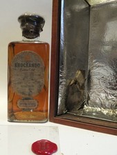 Whisky Knockando 21 ans d' âge , 1979 en coffret bois et plexi . Niveau  top !