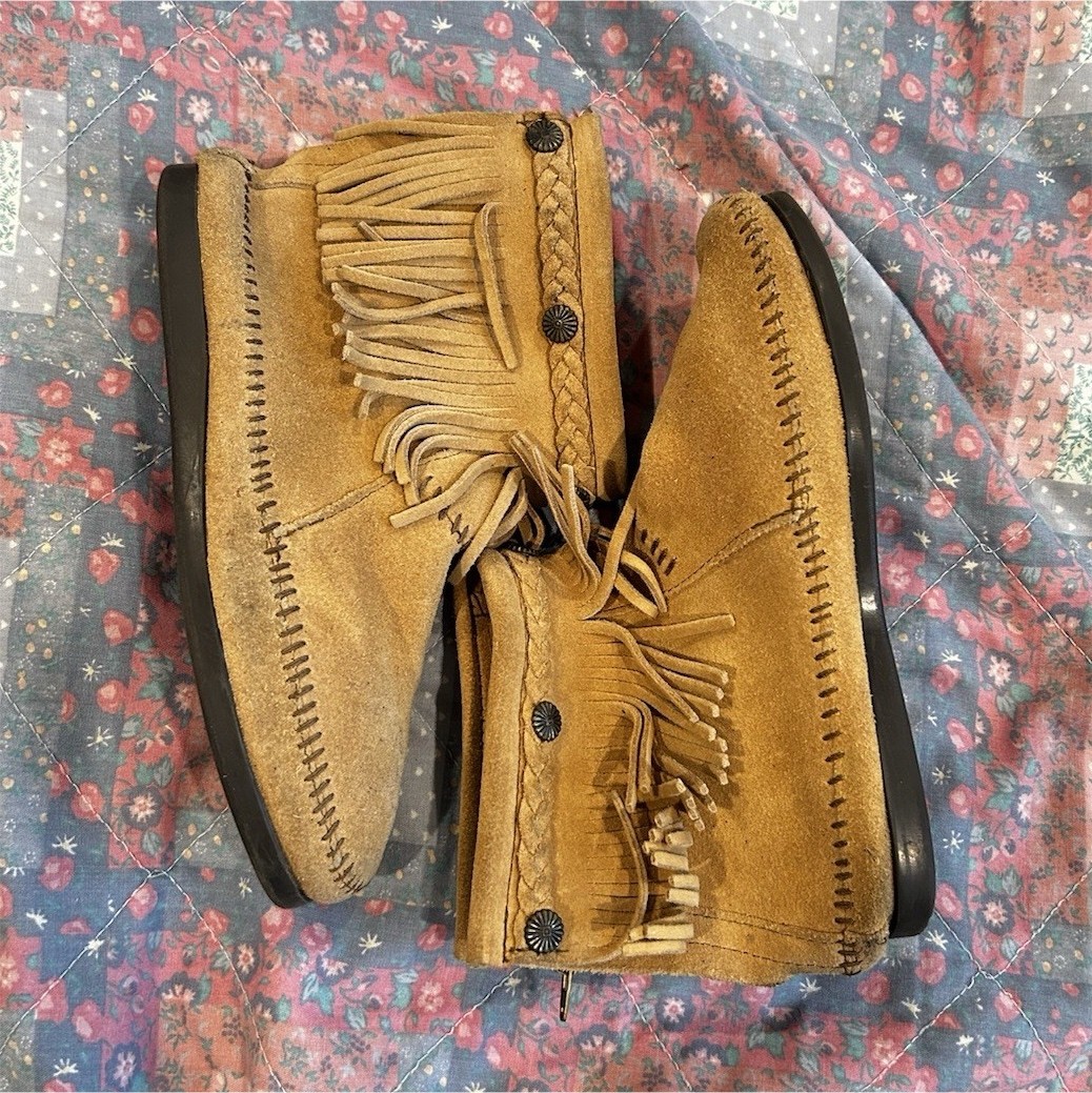 Minnetonka Women’s Tan Suede Fringe Ankle Bootie Pull-On US 6.5
