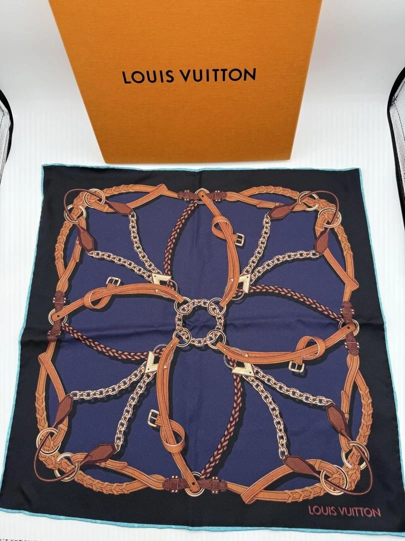 LOUIS VUITTON（LV） Sciarpa reversibile Louis Vuitton in seta modello monogramma e catena Horsebit con scatola