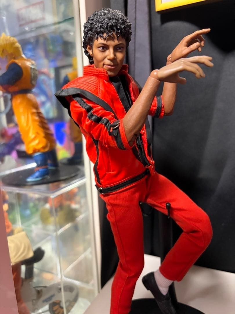 Hot Toys Michael Jackson 1/6 Figure Set w/ Thriller, Beat It, Bad