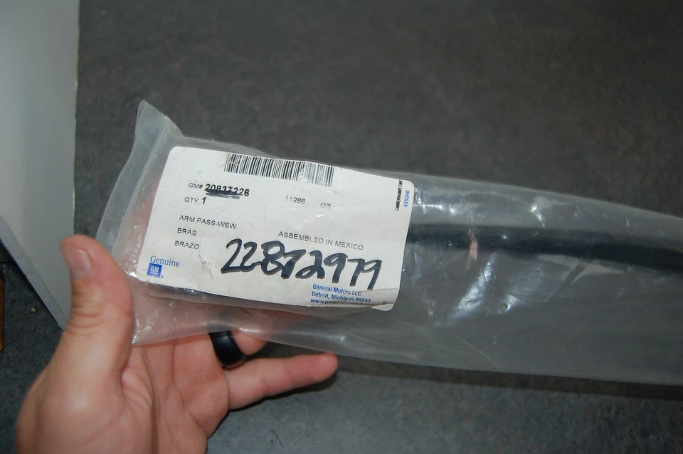 NEW GENUINE GM 2287297 Windshield Wiper Arm Passenger Side 2010-16 Cadillac SRX - Image 3 of 4