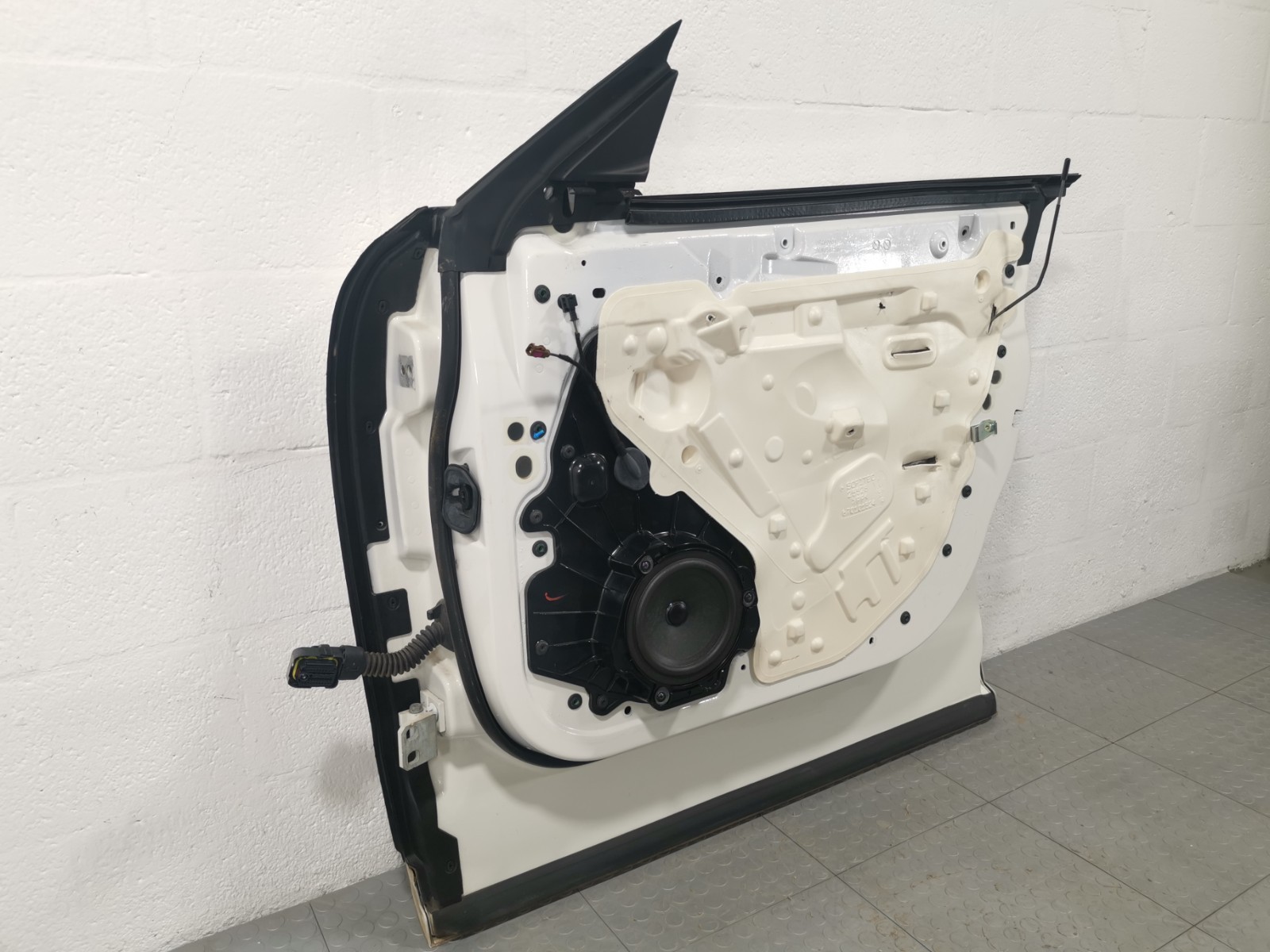Maserati Levante 2018 AWD AUTO 3.0L Front Right White Complete Door HP29050A OEM