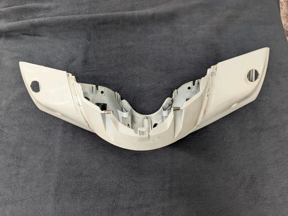 Piaggio Fly 150 OEM 2012-17 Handle Bar Plastic Body White Cream Nacelle Used - Image 4 of 4