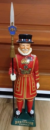 VTG BEEFEATER YEOMAN CARLTON WARE HAND PAINTED CERAMIC DECANTER Empty "16H MINT