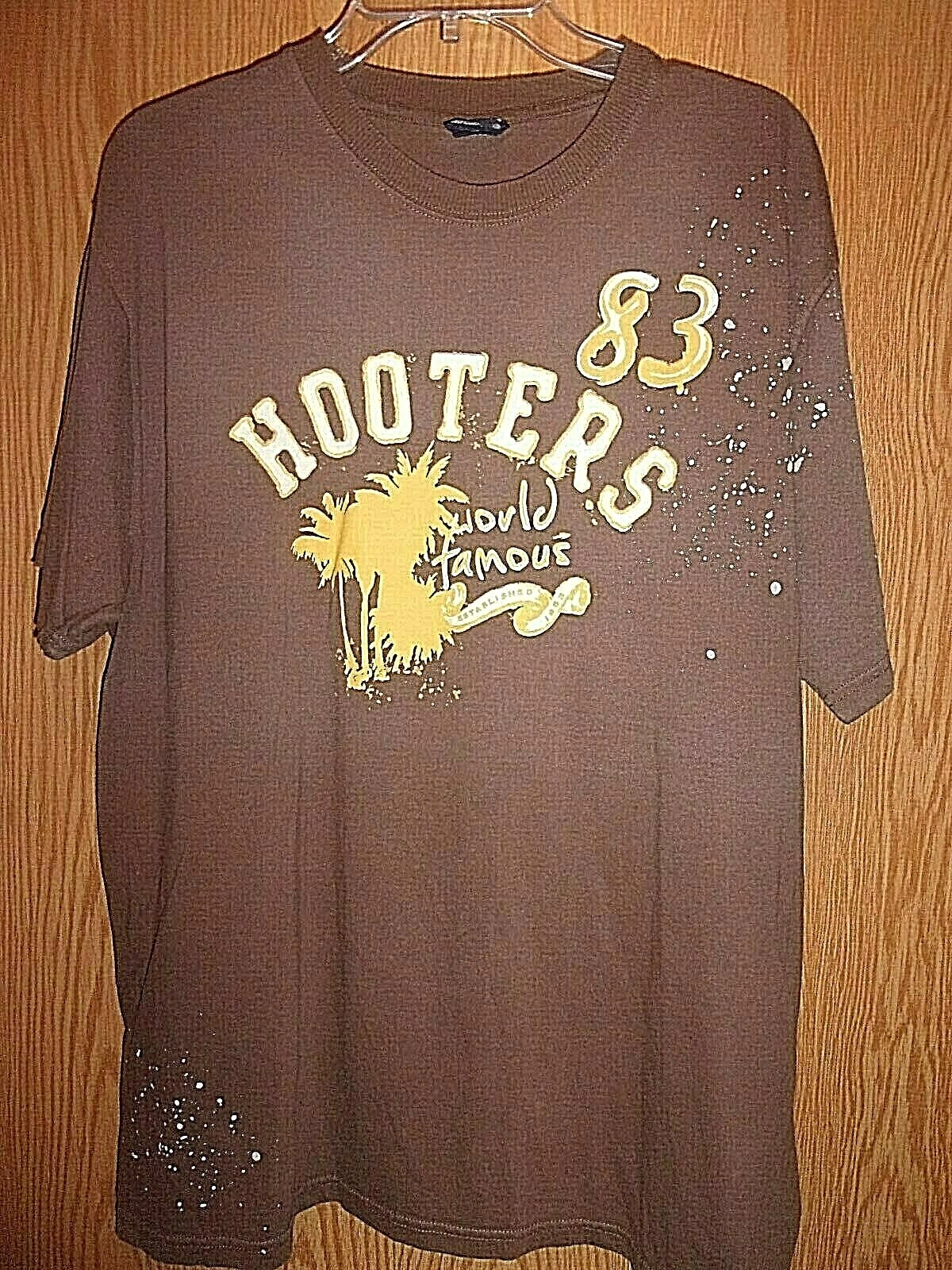 HOOTERS RESTAURANT est 1983 world famous brown XL t shirt
