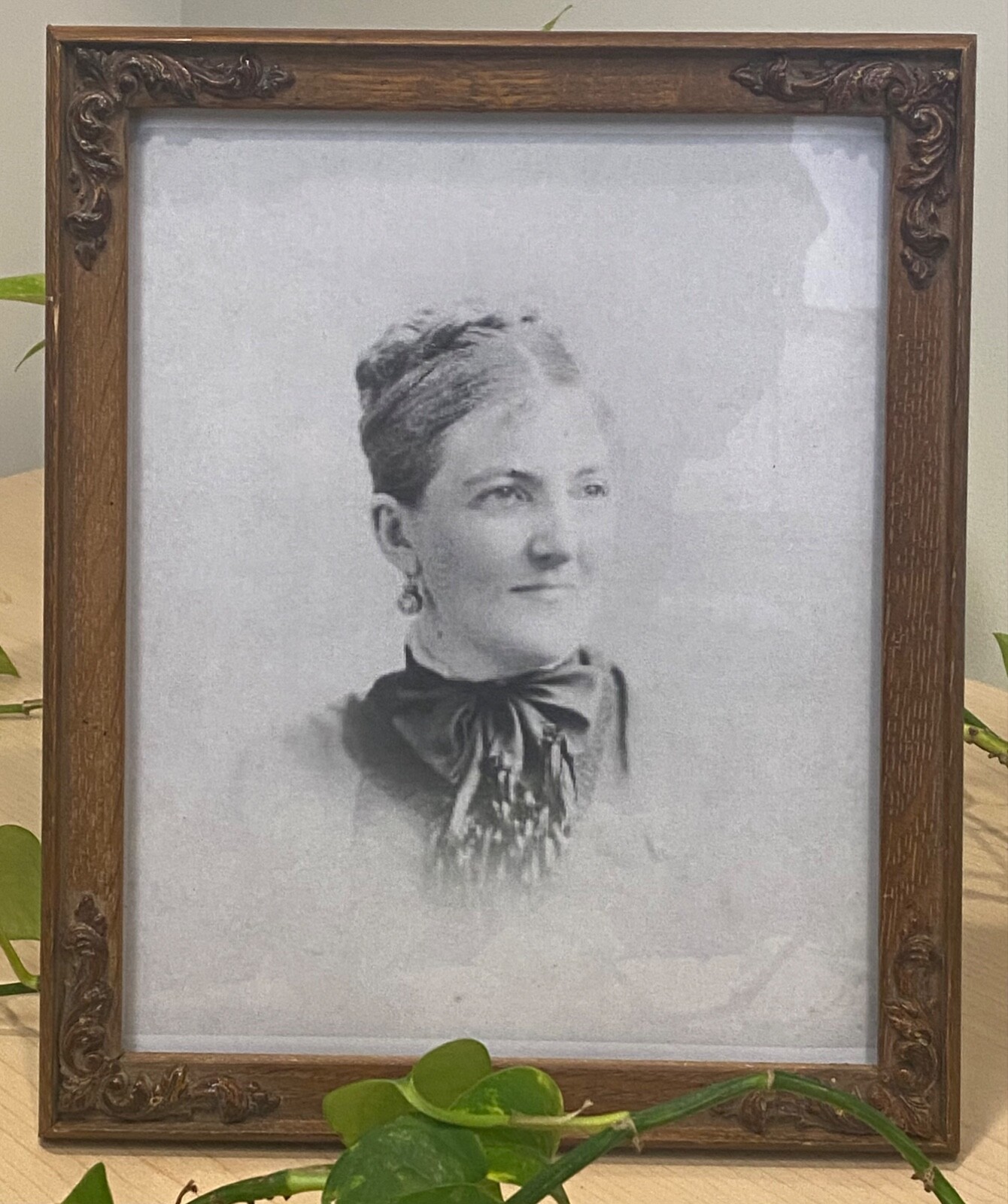 Vintage Intercraft Oak Ornate Corner Accent 8x10 Antique Photo Frame