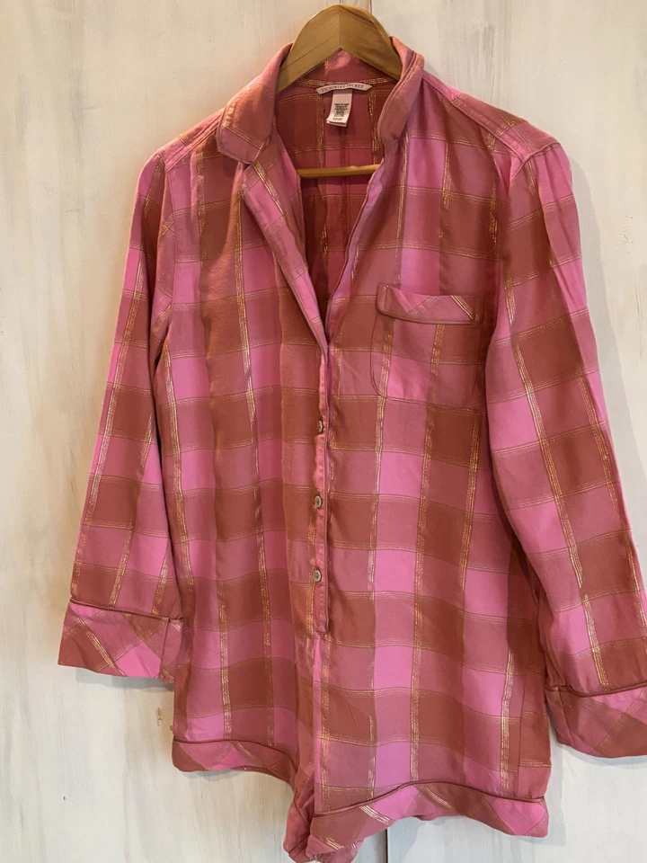 Pijama mameluco pequeño Victoria’s Secret franela oro rosa metálico abotonable Foto 2 de 4