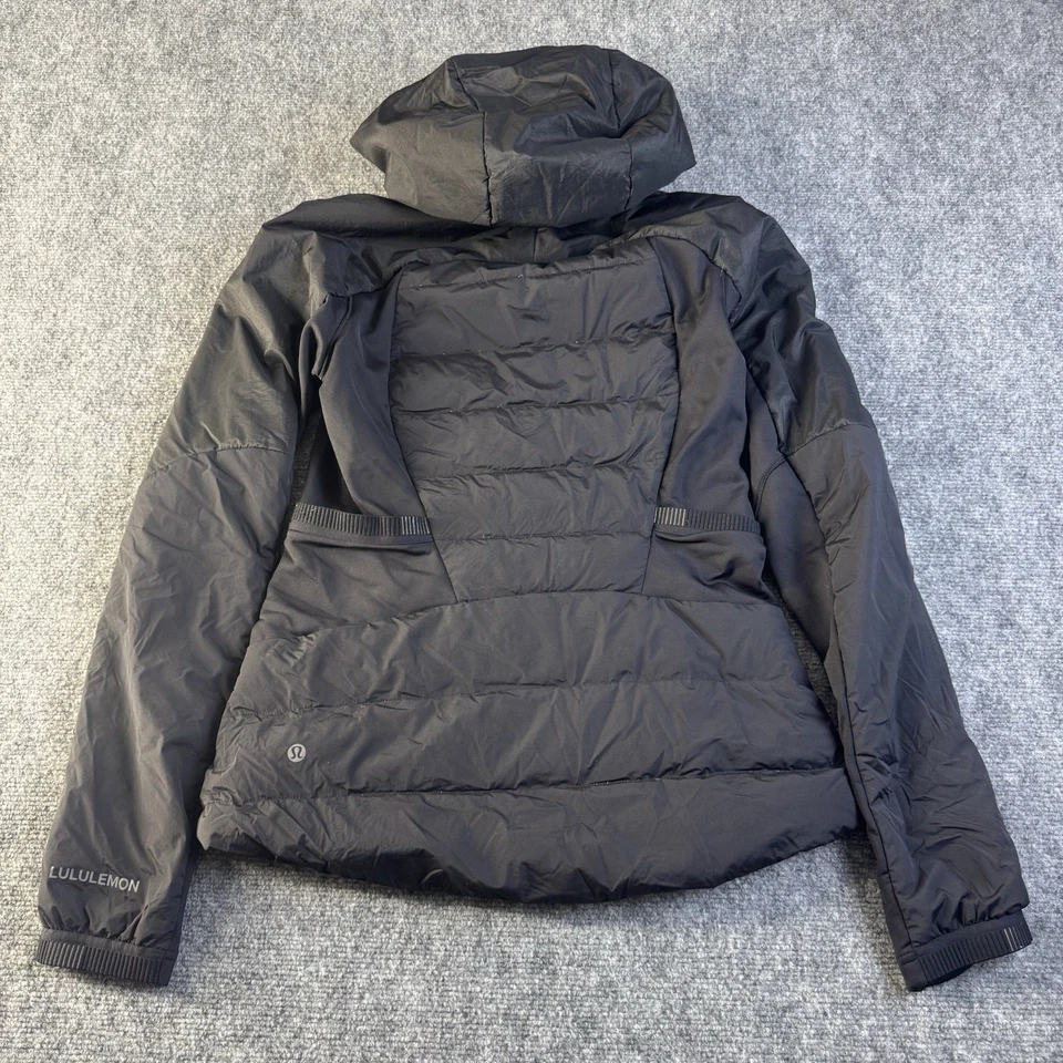 Chaqueta acolchada con capucha negra Lululemon Down for It All para mujer, talla M Foto 2 de 4