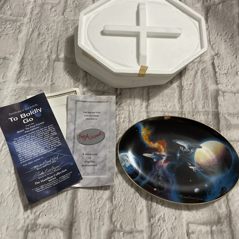 Hamilton Collection Star Trek Plate To Boldly Go