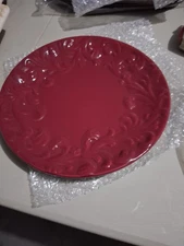 GG COLLECTION Rare Red Acanthus Dinner Plates