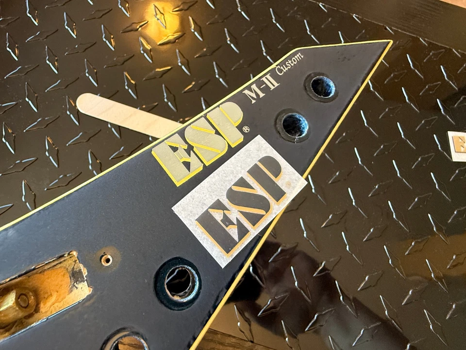 Adesivo ESP preto com sombra dourada para esfregar seco - Imagem 3 de 3