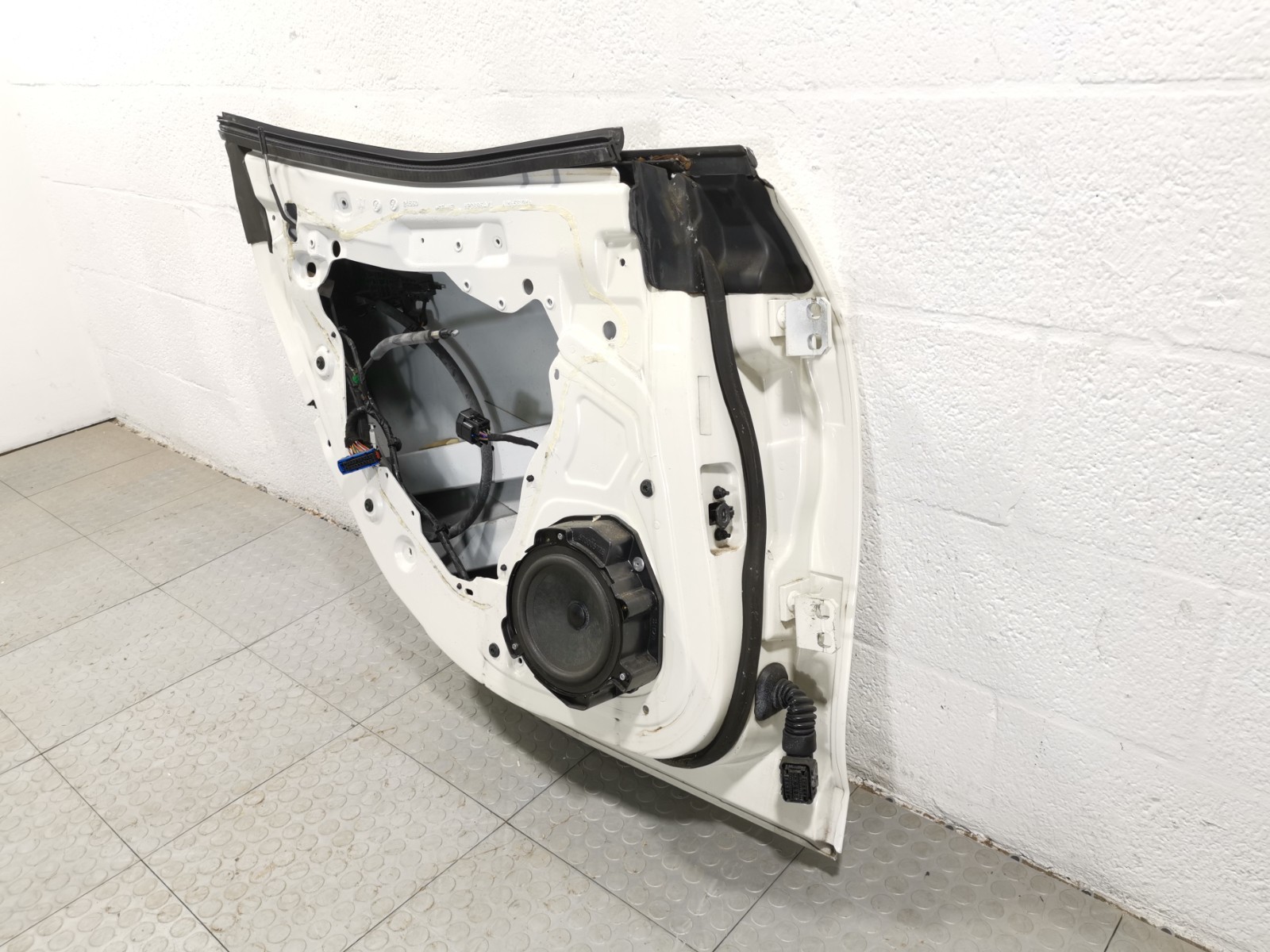 Maserati Ghibli RWD 3.0 L 2015 Rear Left Door Skin Shell White Color HP0896A OEM