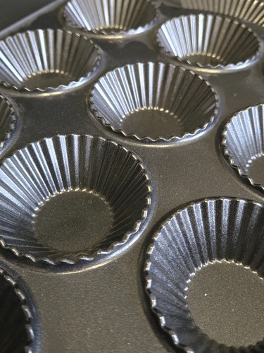 Nordic Ware Padella per torte o crostate 12 tazze in alluminio pressofuso - Foto 2 di 10
