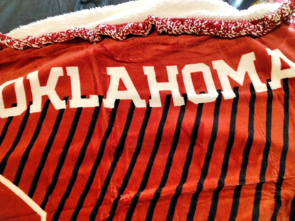 OU Oklahoma Boomer Sooner Gran Tamaño Reversible Nube Sherpa Manta Escarlata Foto 4 de 4
