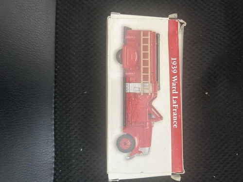 Fire Truck  Red 1939 Ward LaFrance 1:64 Die-Cast With Ladder
